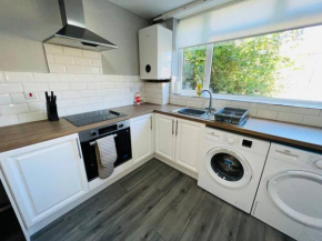 Leasows House - Sleeps 9 - Perfect for contractors and families